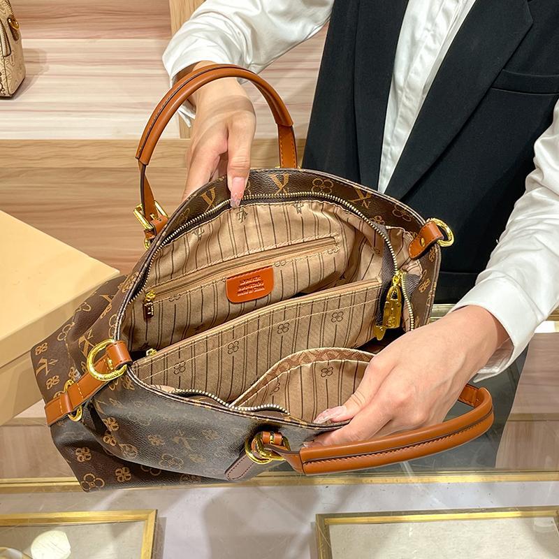 Large capacity shoulder bag, genuine leather.